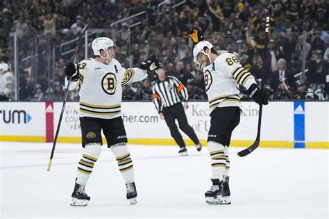 Bruins stay unbeaten with 4-2 win over Kings